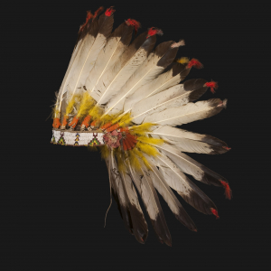 Bonnet de guerre ayant appartenu à Joshua Spotted Owl ; avant 1935 ; États-Unis, région des Plaines, Dakota du Sud ; Population lakota © Collection François Chladiuk / Droits réservés
